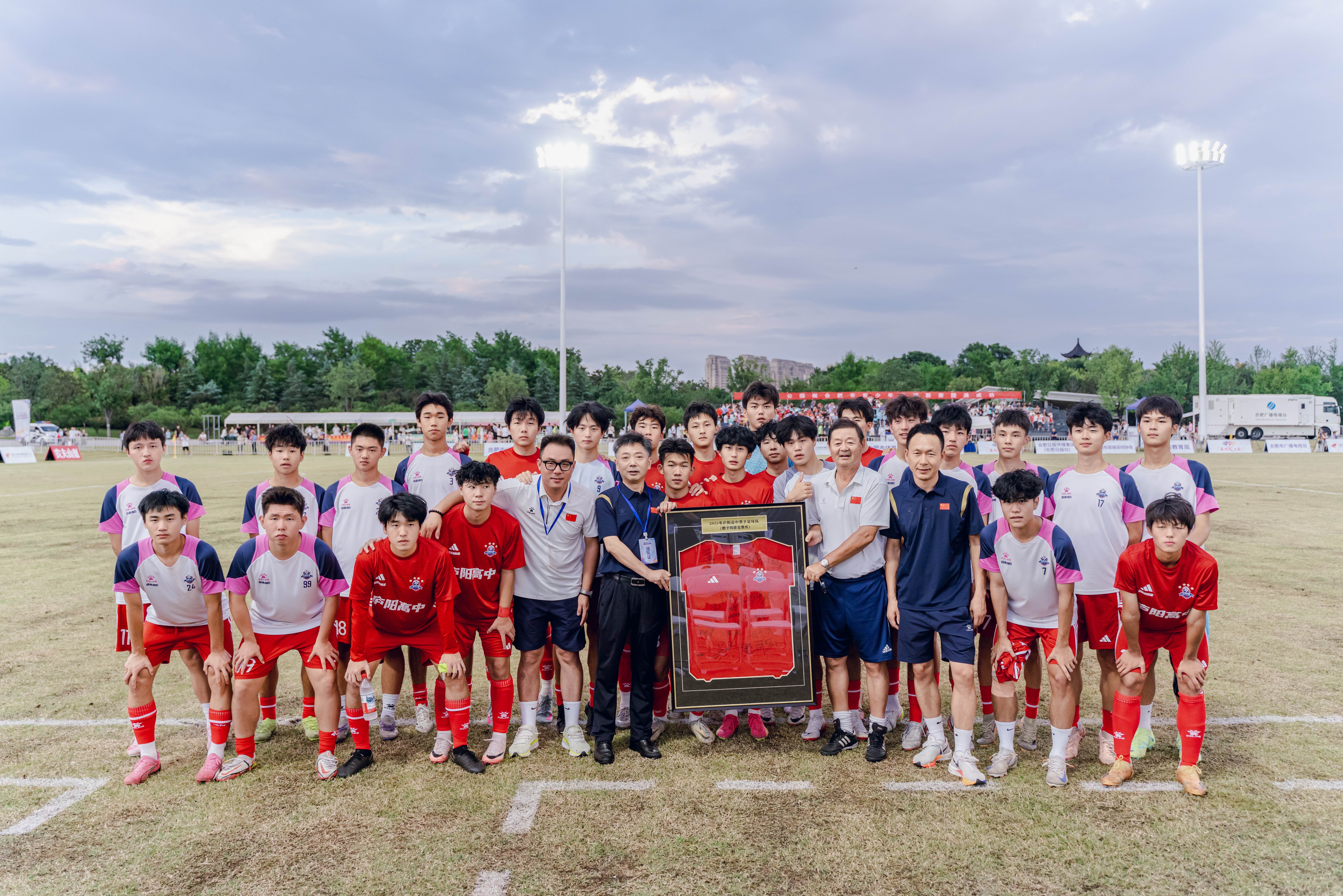 4 为陶德宝教练送上球衣.jpg 4 为陶德宝教练送上球衣.jpg